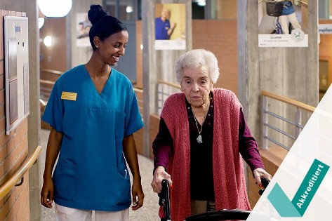 Eine Pflegerin begleitet eine ältere Frau 